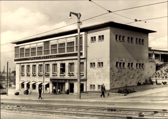 Ak Nordhausen am Harz, Stadt-Terrasse, Gebäude mit Blumen, Menschen auf der Straße