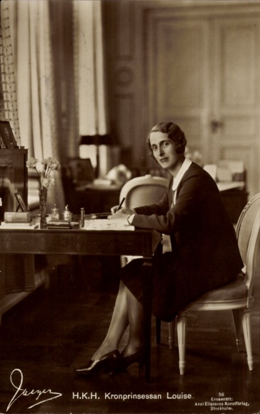 Postcard Crown Princess Louise sitting at her desk, portrait