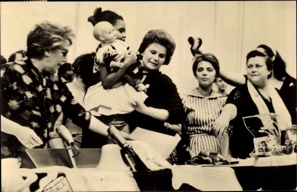 Postcard Moscow Russia, cosmonaut Valentina Vladimirovna Tereshkova, World Congress of Women 1963