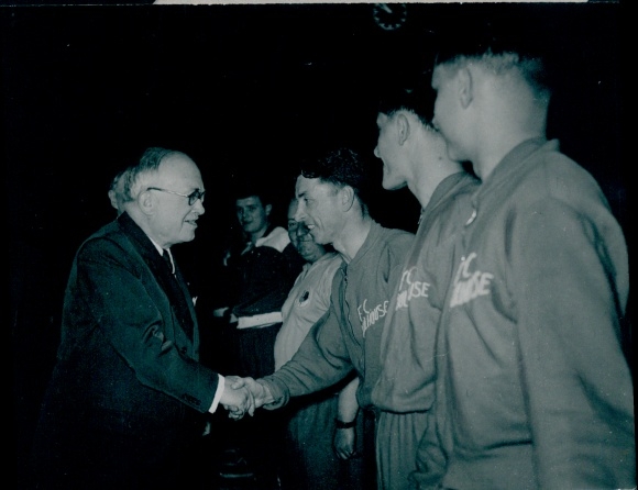 Photo of the FC Mulhouse basketball team, Coupe de France final 1953, President Vincent Auriol