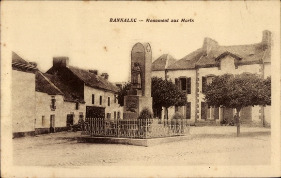 KP Bannalec Finistère, Monument aux Morts, w tle budynki, na placu drzewa