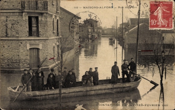 Postcard Maisons Alfort Val de Marne, flooded streets, people in the rescue boat