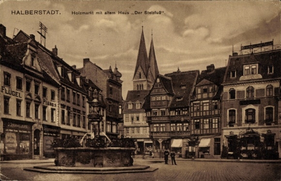 Postcard Halberstadt am Harz, Holzmarkt with old house "Der Stelzfuß", fountain