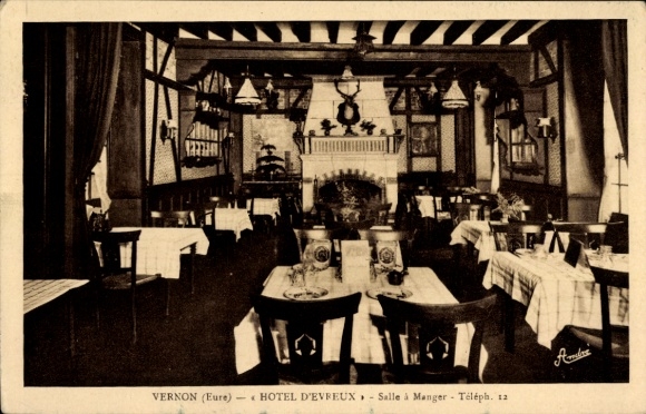 Ak Vernon Eure, Restaurantraum, Tische mit Tischtüchern, Kamin, stimmungsvolle Beleuchtung