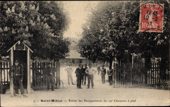 Postcard Saint Mihiel Meuse, Entrance to the Barracks of the 29th Chasseurs à pied