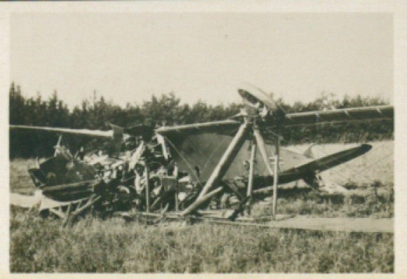 Sammelbild Helden der Luft, Serie G Bild 125, abgeschossenes deutsches Kampfflugzeug 1918