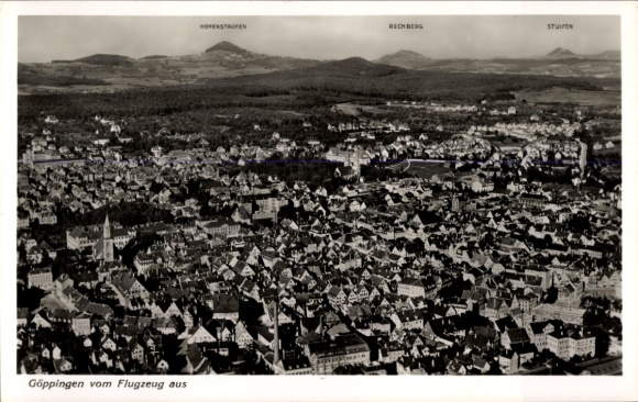Ak Göppingen in Württemberg, Luftaufnahme von  Berge im Hintergrund, fotographische Darstellung
