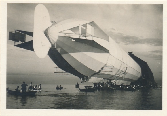 Collective picture Zeppelin world trips Picture 17 pre-war airships, LZ 6 being brought into the hall