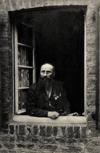 Postcard Repelen Moers am Niederrhein, Pastor Felke, portrait at the window