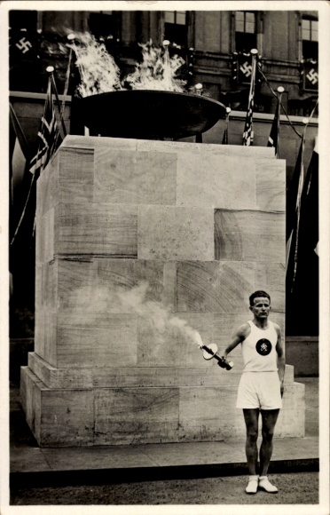 Postcard Berlin Charlottenburg, Olympics 1936, opening, torch runner in front of the altar at the palace