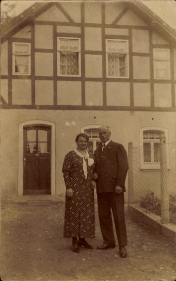 Photo Postcard Breternitz Eichicht Kaulsdorf an der Saale, couple in front of half-timbered house, 1930s