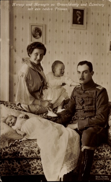 Ak Ernst August zu Braunschweig und Lüneburg, Herzogin Viktoria Luise, Erbprinz, Prinz Georg Wilhelm