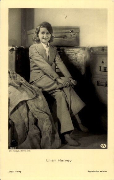 KP aktorka Lilian Harvey, portret w pozycji siedzącej, garnitur ze spodniami