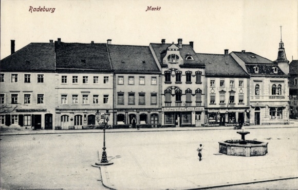 Postcard Radeburg in Saxony, market square, fountain, shoe shop