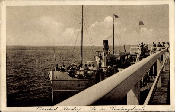 Ak Ostseebad Niendorf Timmendorfer Strand, Ostseebad  Landungsbrücke, Dampfer, Zuschauer