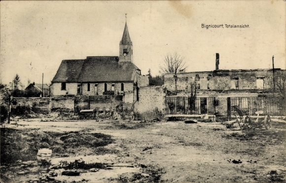 Ak Bignicourt Ardennes, Zerstörte Kirche, Ruinen, karges Gelände, Totalansicht