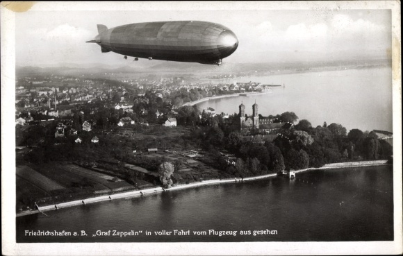 Ak Friedrichshafen am Bodensee, Luftschiff LZ 127 Graf Zeppelin in voller Fahrt, Fliegeraufnahme
