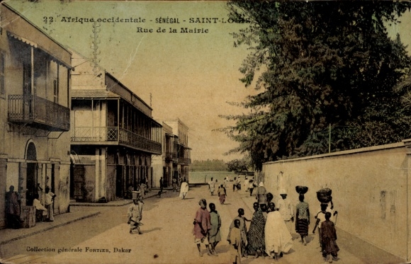 Ak Saint Louis Senegal, Straße mit Menschen, Gebäude, Bäume, Senegal, Saint-Louis, Rue de la Mair