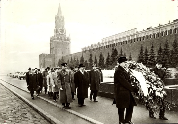 Postcard Moscow Russia, Lenin Mausoleum, delegation of the SED Central Committee, Willi Stoph