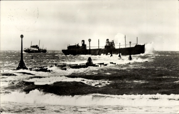 Postcard SS Spanker, English coal boat, stranded at night on the North Pier in Hoek