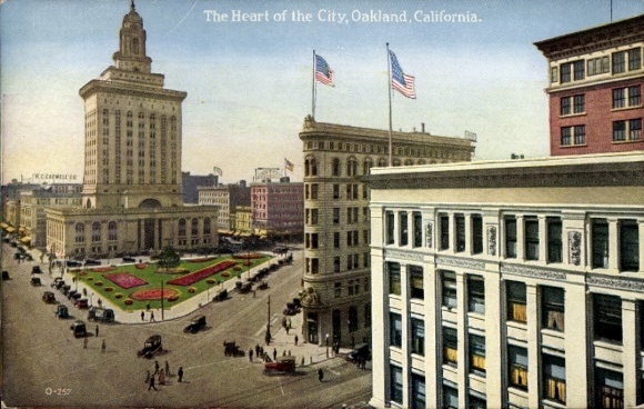 Oakland, Californië, VS, stadsgezicht, Amerikaanse vlaggen, bloemperken, gebouwen