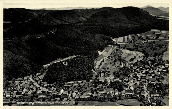 Ak Busenberg in der Pfalz, Luftaufnahme von  Landschaft, dörfliche Architektur