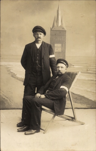 Photo Postcard North Sea resort Wangeroog Wangerooge in East Frisia, two men, folding chair, west tower