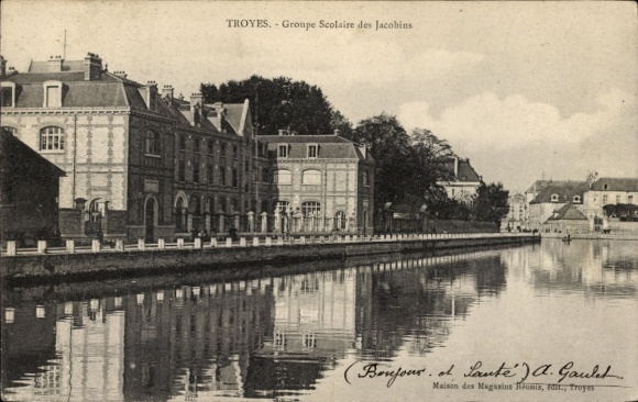 KP Troyes Aube, budynek szkoły, cichy kanał, drzewa, architektura