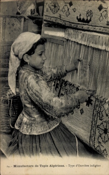 Postcard Algeria, young girl at the carpet loom