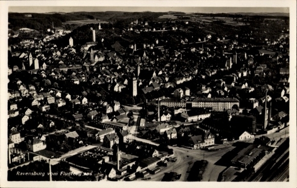 Ak Ravensburg in Württemberg Oberschwaben, Fliegeraufnahme der Stadt