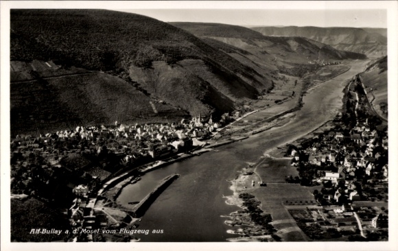 Ak Alf an der Mosel, Alf-Bullay an der Mosel, Luftaufnahme, Flusslandschaft, Gebirge