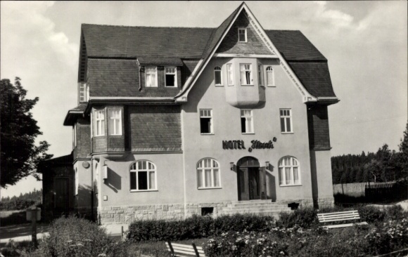 Ak Neuhaus am Rennweg Thüringen, Hotel Hirsch, 2-stöckiges Gebäude, Garten mit Bänken