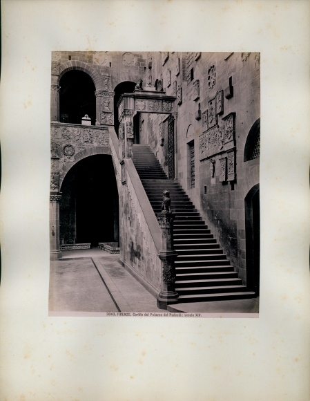 foto rond 1880, Firenze Florence Toscana, Cortile del Palazzo del Podestà, trappenhuis
