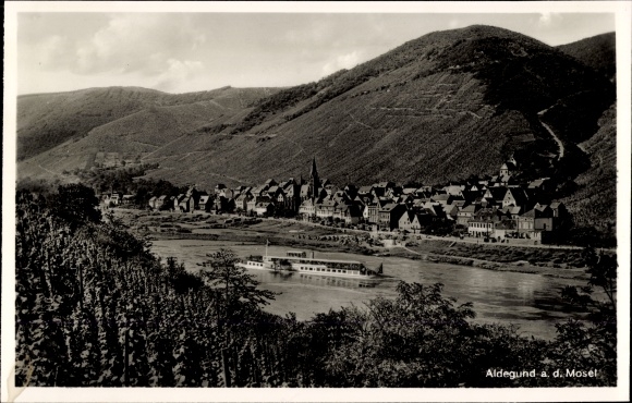 PC Sankt Aldegund on the Moselle, long shot from the site, saloon steamer
