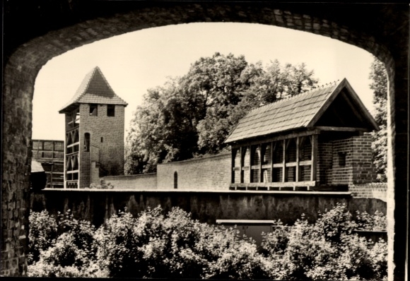 Ak Stralsund in Vorpommern, Rekonstruierter Teil der Stadtmauer, polnische Bauleute, Knieper Damm