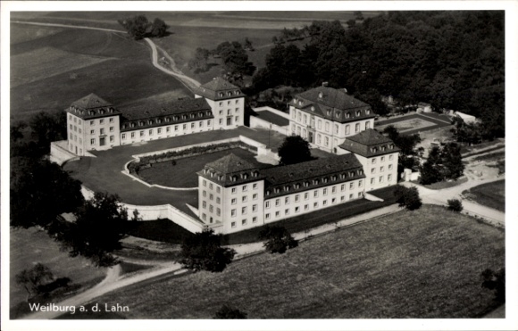Ak Weilburg an der Lahn Hessen, Luftaufnahme eines Gebäudekomplexes, ländliche Umgebung