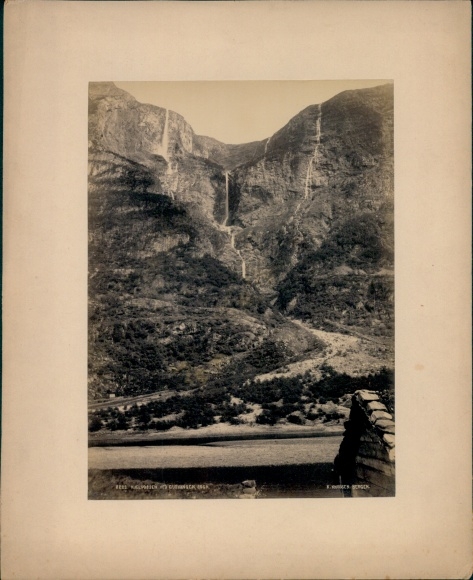 Photo Norway, landscape motif in a fjord, waterfalls