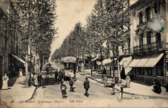 KP Le Mans Sarthe, Avenue Thiers, ludzie na ulicy, drzewa, sklepy