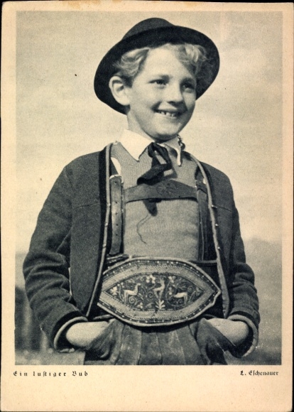 KP Funny Boy, Chłopiec w tradycyjnym stroju, Portret
