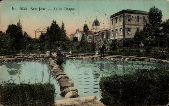 Ak San Jose Costa Rica, Vorderansicht des Asilo Chapui, Teich, grüne Bepflanzung, Personen