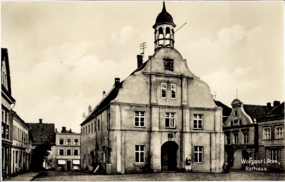Ak Wolgast in Mecklenburg Vorpommern, Historisches Rathaus,  Turm mit Uhr, alte Architektur