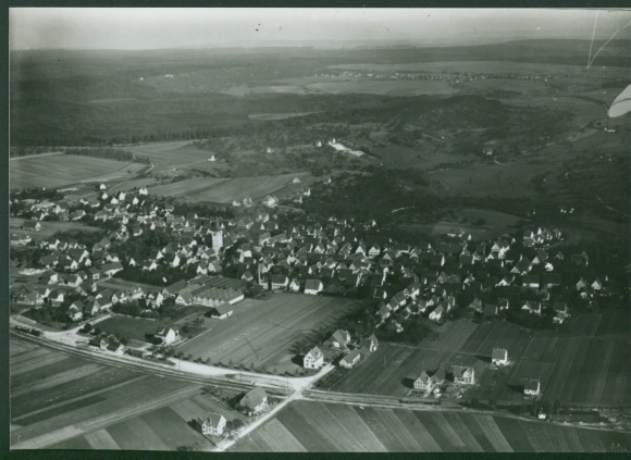 Ak Holzgerlingen in Württemberg, Auf dem Bild ist eine Luftaufnahme des Ortes Holzgerlingen zu...