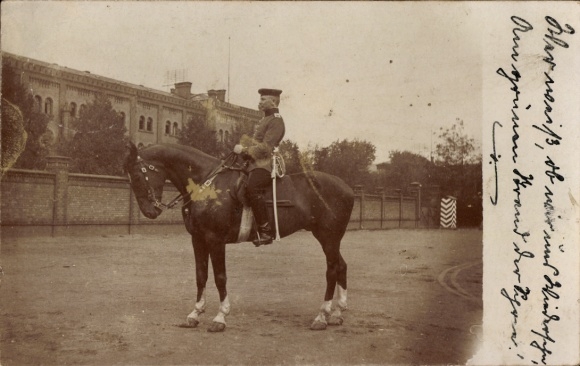 Foto Ak Berlin, Deutscher Soldat in Uniform auf einem Pferd, Kasernengebäude