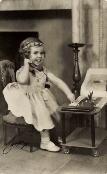 Postcard Princess Margaretha of Sweden, portrait with telephone