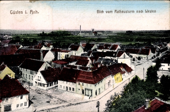 Ak Güsten in Anhalt, Blick auf Stadtansicht, Häuser, Rathauslurm, ländliche Umgebung