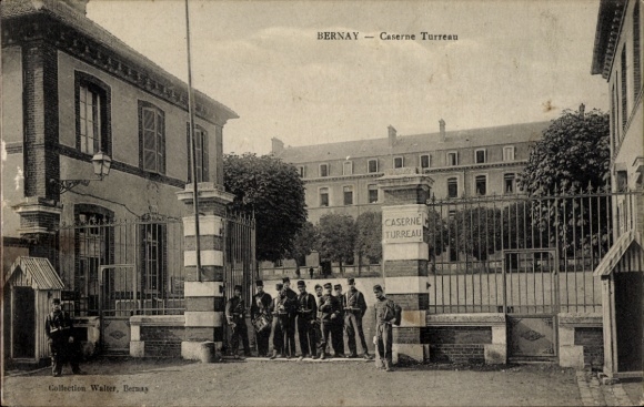 Ak Bernay Eure, Caserne Turreau,  Kaserne, Gruppen von Soldaten, Gebäude