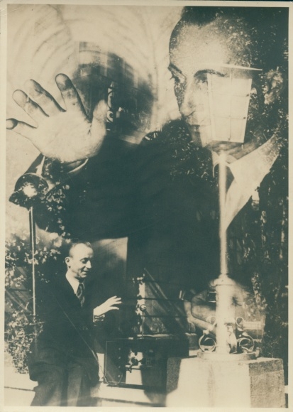 Foto Fritz Belke, Erich Zitzmann Zirini, elektronische Ätherwellengeige, Mehrfachbelichtung