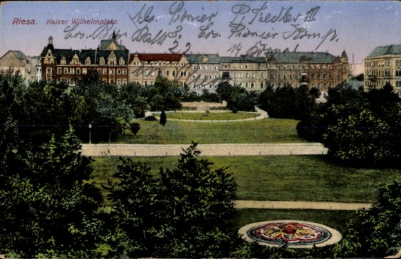 Ak Riesa an der Elbe Sachsen, Kaiser Wilhelmplatz, große Wiesenflächen,  Gebäude im Hintergrund