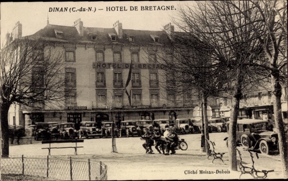 KP Dinan Côtes-d'Armor, Hotel de Bretagne, budynki, samochody, drzewa