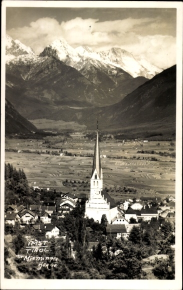 Ak Imst in Tirol, Berglandschaft, Kirche, Ort  Tirol, Schneeberge im Hintergrund